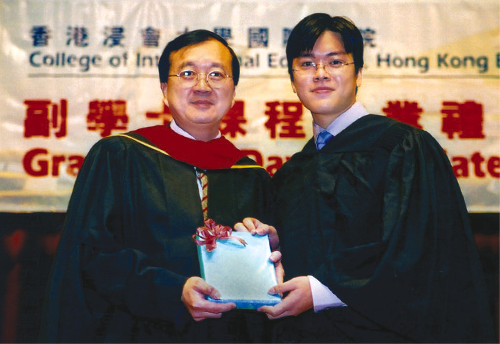 成為本港首間頒發副學士學位的院校。