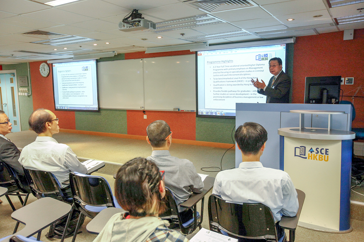 開辦管理學高級文憑課程。