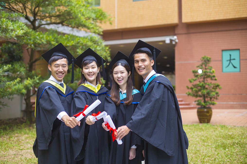 為配合新高中學制，香港浸會大學的所有自資學位銜接課程<br>獲重新編排及評審，成為榮譽學士學位課程。