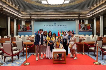 写生团参加者获安排到青岛国际会议中心参观领导人会议场地，大开眼界。