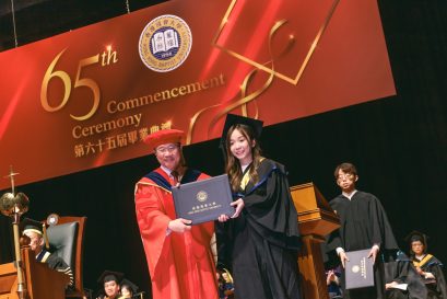 浸大持續教育學院院長鍾志杰教授向畢業生頒發證書。