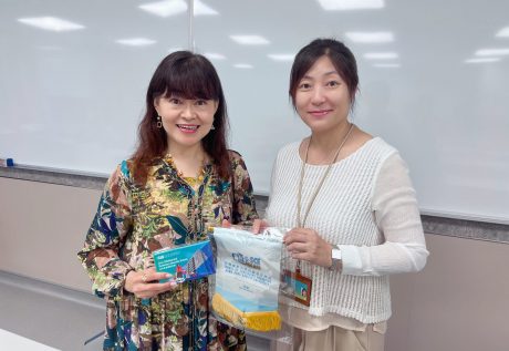 幼儿及基础教育部讲师黄韵雯女士（右）代表学院向城大社会及行为科学系副教授冯丽姝博士（左）致送纪念品。