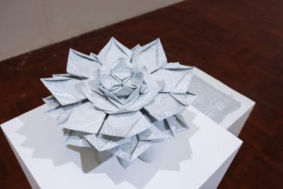 黄小轩同学的作品《阿阿夏沙嘛哈》获得「最佳参展奖」，她运用收集回来的尘和废纸再自行造纸，多重功夫下摺成一朵「解脱咒莲花」，上面亲笔书写的梵语出自《六道金刚咒》，期望透过一纸一笔，体验六尘、六根，最后化去执念。