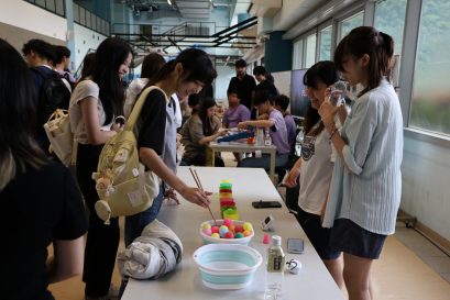 校園設有多個攤位及工作坊，讓同學們透過各式各樣的遊戲互動，建立歸屬感。