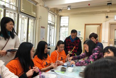 扶康會「香港最佳老友」運動服務經理張仙珍（左一）及多位以「助教」身分的智障人士帶領同學一同學習栽種、設計園景。